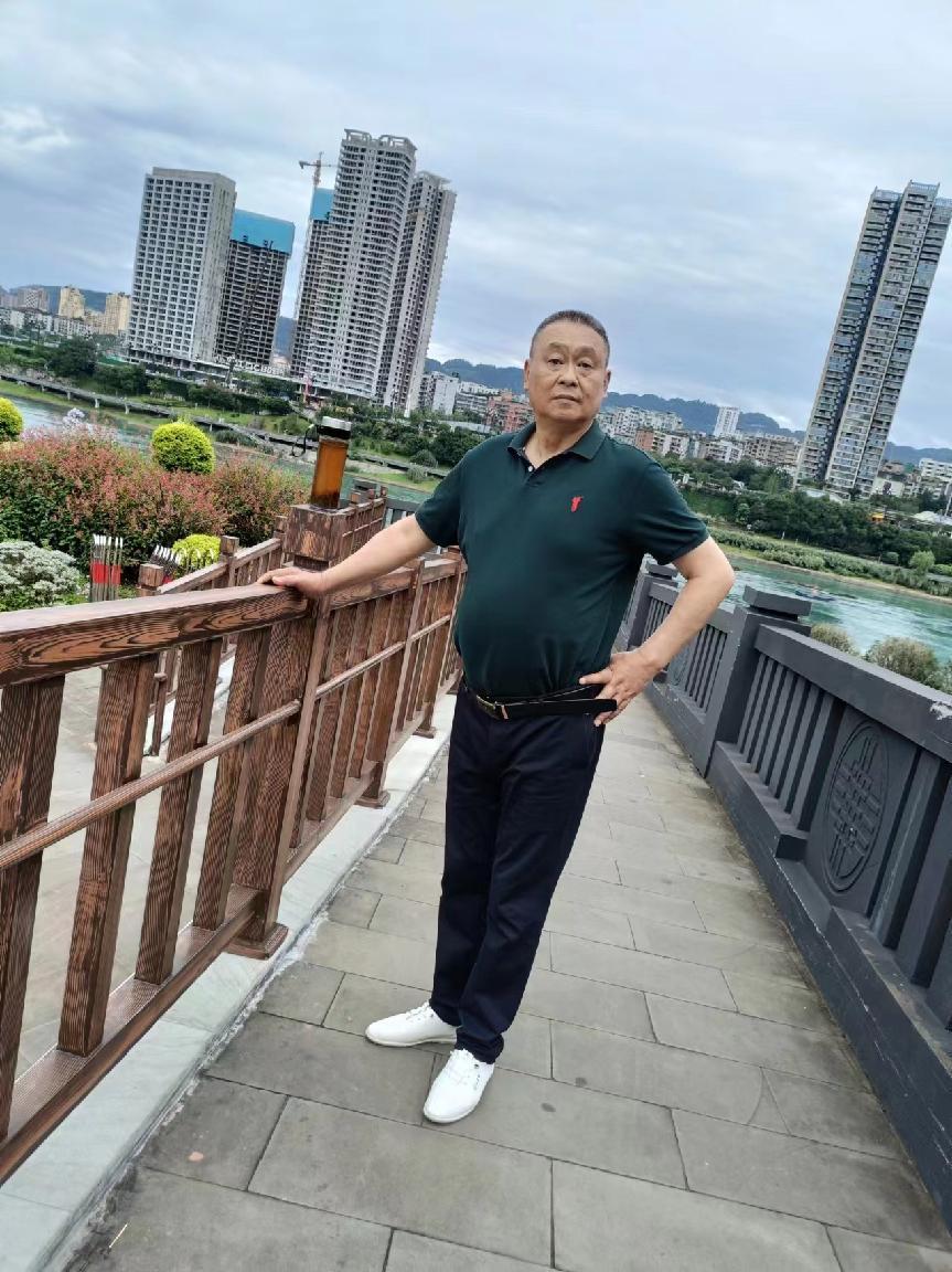 严德华